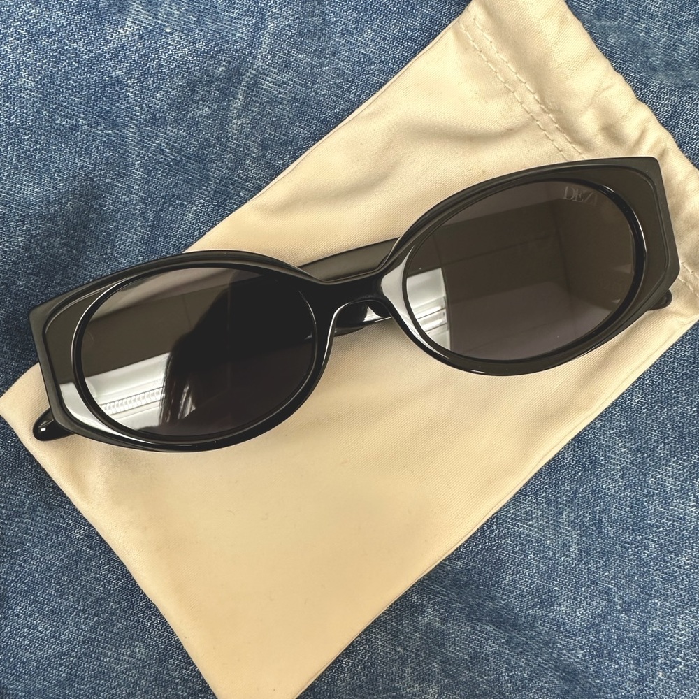 Dezi ‘Perrona’ in black. Excellent like new condition.